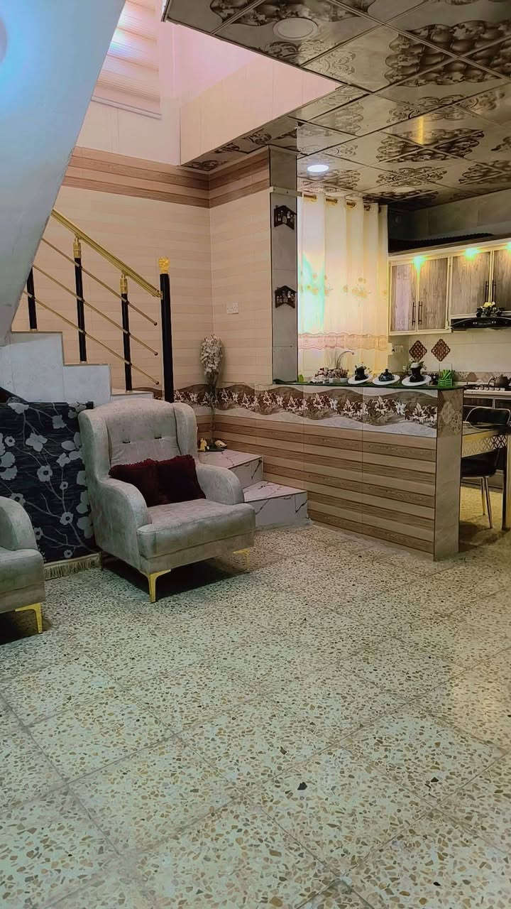 #بيت #للبيع أو #الإيجار 
#بدون #أثاث 
كربلاء المقدسه قرب قنطرة السلام 
قريب الإمام كيلوين تقريبآ #يصلح دار استراحه او حسينيه 
#عامود ٧٥ ...
البيت ركن ... عرض الشارع تقريبآ ٧ أمتار 
#طابو زراعي #سند ٢٥ ... تحويل مباشر بالمحكمه مع صاحب الأرض الأصلي ...#البيت #طابق #ونص 
#يتكون البيت من غرفة نوم واحده + مطبخ + صاله + أستقبال خارجي + صحيات خارجيه تكرمون + صحيات داخليه تكرمون+
طلعه (طارمه) صغيره ...

#البناء بلوك + مسلح + الأرضيه كاشي + الجدار سيراميك + سقوف ثانويه ...

البيت جاهز للسكن ...

مع البيت تانكي مي + سخان + خط مولد مع الجوزه فقط تدفع أشتراك


**إذا كنت صاحب هذا الإعلان وتريد حذفه لأي سبب، رجاءا أرسل رسالة إلى الدعم الفني**