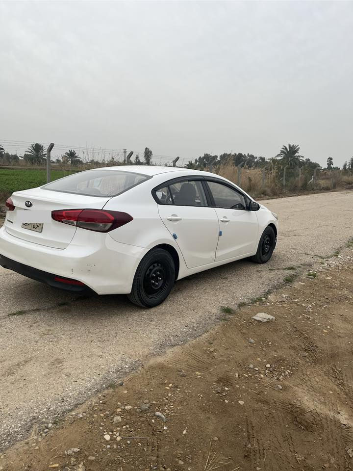 سلام عليكم ورحمة الله وبركاته
كيا سيراتو  موديل 2017  خليجي.
شاشه اندرويد تاب .
حجم مكينه 1600 .
مكينه وكير مكفولات مامفتوحات بشرط جرس عند 120 كيلو متر .
السيارة ماشية 166 الف كيلو متر قابل للزيادة
تبريد وحداديه مكفول .
بيها صبغ ربع الجاملغ الايمن وبارد اقل الشبر بباب  الجنطه وبعض الملاحظات البسيطة كما موضح بالصور.  
سياره حلوه ونضيفه رقم اربيل.
سنوية منتهية وعليها غرامة 185 الف .
مكان السياره واسط - قضاء العزيزية .
السعر / 130 ورقة وبيها مجال اتصل وتدلل.
رقم هاتف/  ***********
