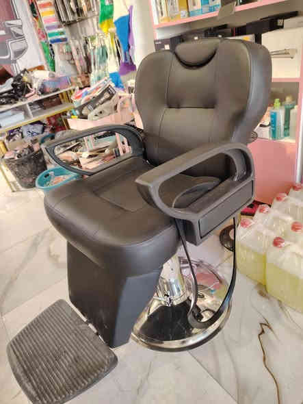 السلام عليكم ورحمة الله وبركاته. يوجد اثاث مستعمل للبيع للتواصل واتساب ***********. 2. حي العامل شارع المستوصف قرب صيدليه الساقي تواجدنا من 10 صباحا الئ 10 مساء اهلا وسهلا أصدقاء الأعزاء.
