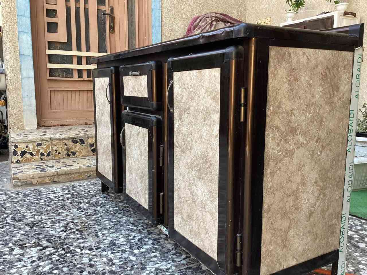 السلام عليكم ميز كاونتر تفصال نضافه فول  شوفت عينك 
سعره 90 وبيه مجال بسيط 
متواجد خاص وهاذه رقم ***********
