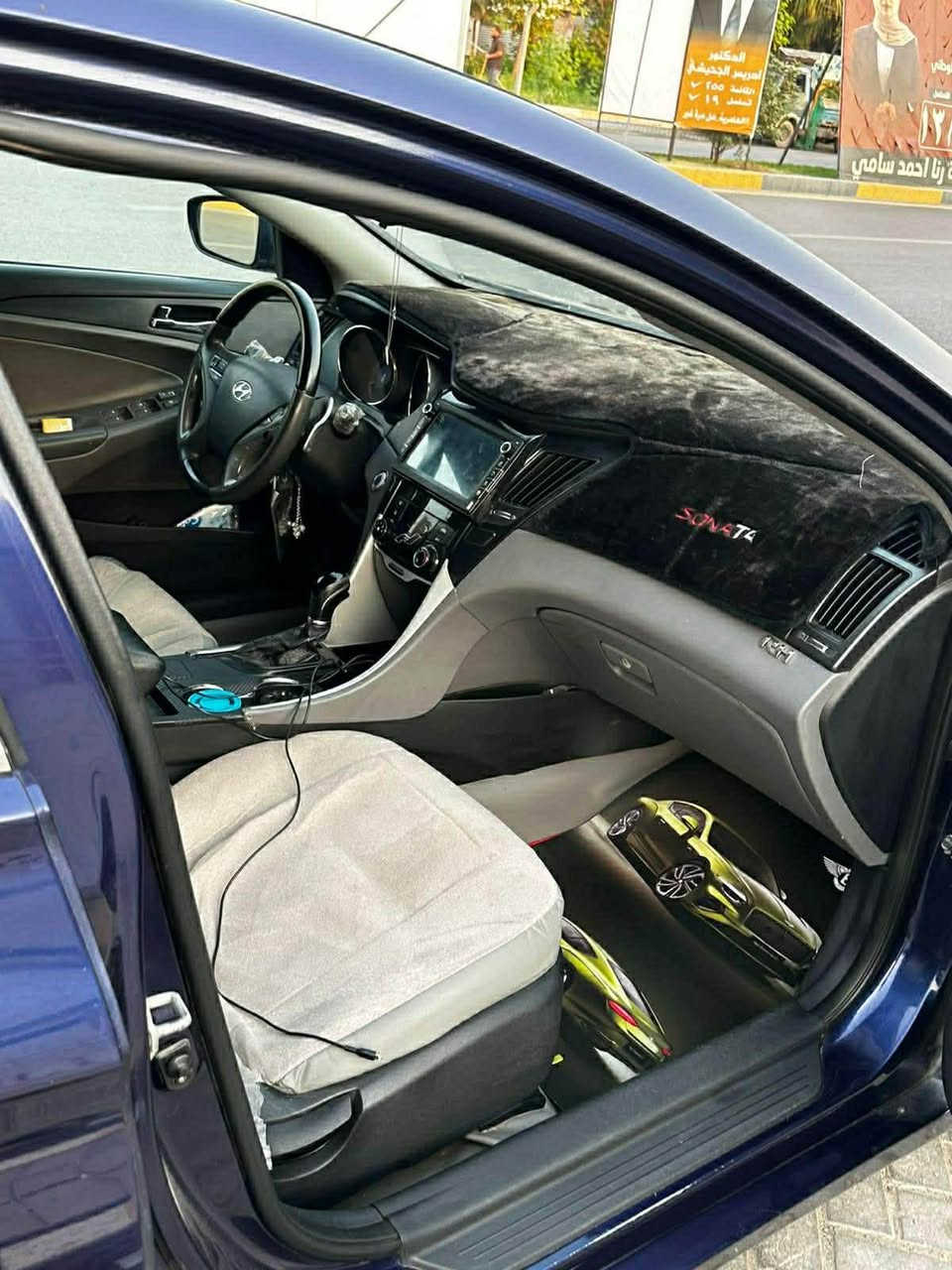 سوناتا موديل 2013امريكي 
السعر 107
السياره اب اسمي تحويل ثاني يوم 
موصفاتها 
1شفتات استيران 
2كشنات كهرباء 
3تدفئة كشنات
4بصمة 
5بصمه ابواب 
السياره بيه خمس قطع صبغ مو ضربة اثاره شخوط ماشي حبيبي
علية منظومة زنون السياره ربع محتاج مصروف عليه بية مجال قليل مكان السياره الدوره ***********
*********** Colombo, Sri Lanka
