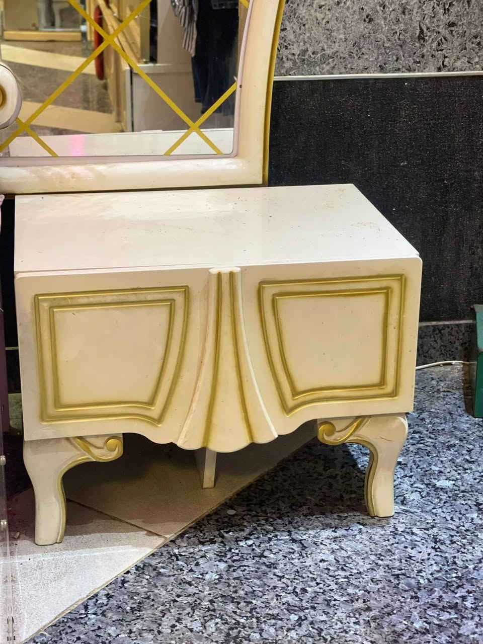 غرفه تركيه فول نضافه اي ضرر مابيه 
سعر 650وبيه مجال


**إذا كنت صاحب هذا الإعلان وتريد حذفه لأي سبب، رجاءا أرسل رسالة إلى الدعم الفني**