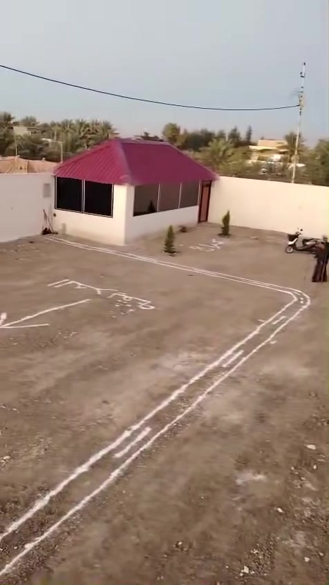 🏕️ شاليه (مزرعة) مميز للبيع - موقع استراتيجي على طريق كربلاء بغداد 🏕️
لكل من يبحث عن الراحة، الاستجمام، أو الاستثمار الناجح في موقع حيوي وقريب من الخدمات!
عرض مميز لشاليه متكامل الخدمات (بناء درجة أولى) يقع في أجمل مناطق طريق (كربلاء - بغداد)، بالقرب من مجمع الشيخ الكليني.
✨ أبرز مواصفات العقار:
 المساحة: دونم كامل.
 الوضع القانوني والبناء: مسيج بالكامل (سياج نظامي ومرتب).
 الملحقات الجاهزة: يحتوي على جلسة خارجية مميزة + مجموعات صحية متكاملة وبناء درجة أولى.
 السكن: يحتوي على دار (بيت) مبني هيكل جاهز للتقطيع والتشطيب حسب ذوقك.
📍 الموقع:
كربلاء المقدسة - طريق كربلاء بغداد - بالقرب من مجمع الشيخ الكليني (موقع يمتاز بالوصول السهل والخدمات المتوفرة).
📞 للاستفسار والتواصل:
يرجى الاتصال مباشرة على الرقم التالي: ‭***********‬
