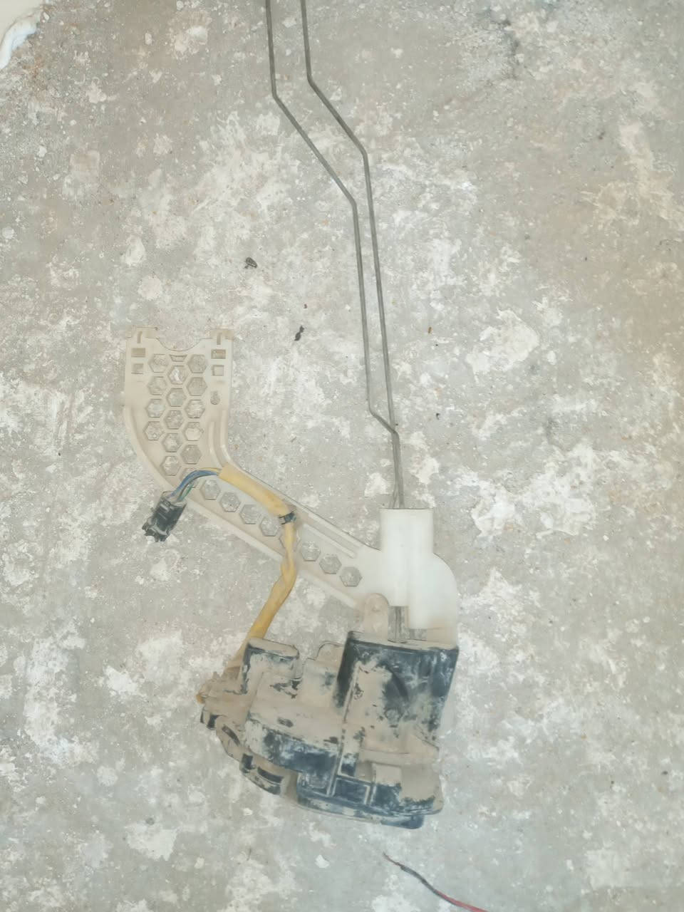 السلام عليكم اخوان اي شي تستفاد منه موجود بالصور وسعارهن مناسبه 
صالنصه سبكترا ٥٠ بيه مجال بعد 
نوزلات ٢٠ الف 
اي سي الواحد ١٠ الف 
حساس حاويه ٢٠ الف 
فاكيوم ١٥ الف 
بطانه داخليه جهة السايق ١٠ الف وجهة خلف السايق ١٠ الف جامات لايت امامي زوج اصلي مو تجاري زوج ٢٠ الف 
كيلون باب خلفي يمنه ١٠ الف 
***********
