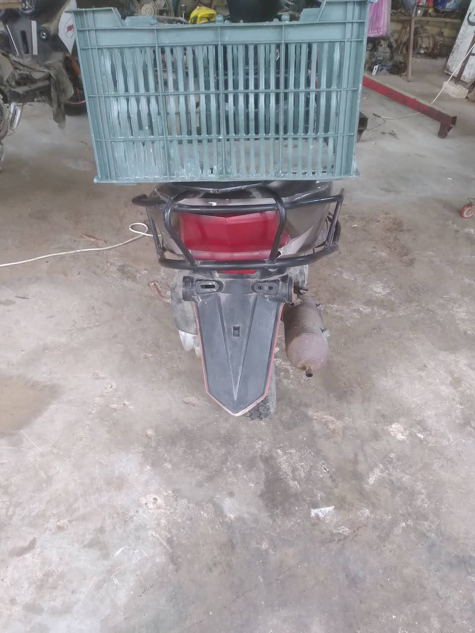 سلام عليكم حبايب دراجه هوشه للبيع نكره سلف كهربائيات كلهه شغاله دراجه حلوه سعر ٣٥٠ بيهه مجال مكانها طويريج  ***********
