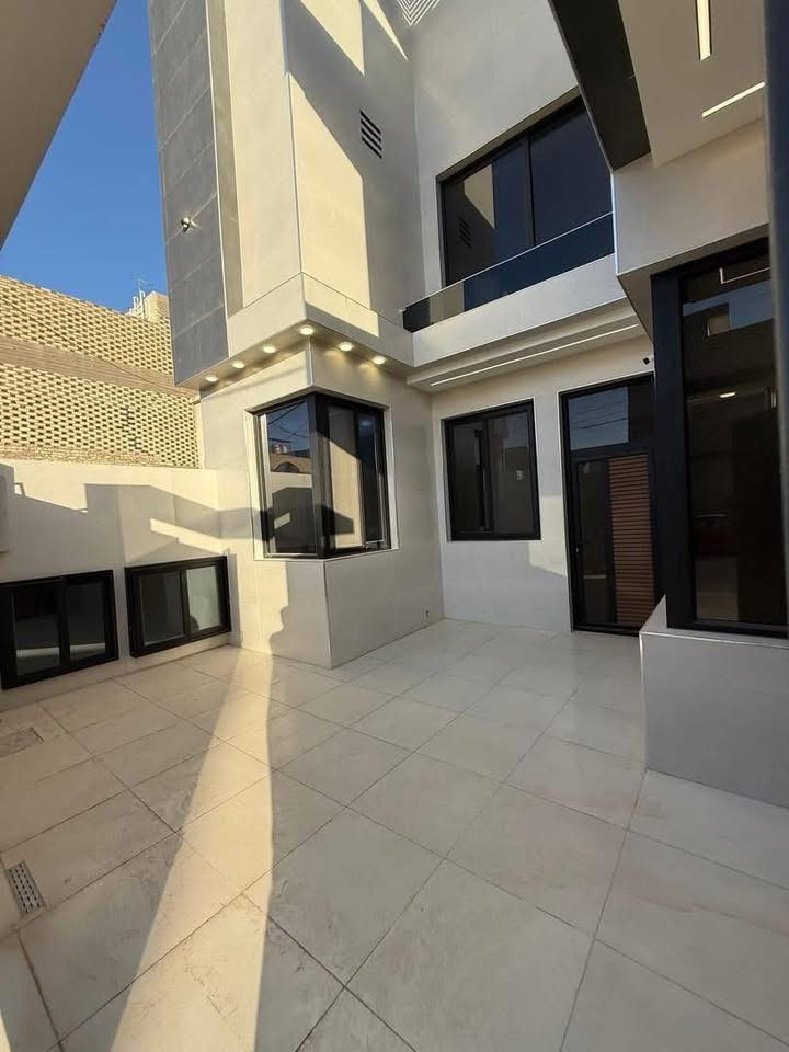 هذه البيت كلش مميز و بل عافيه على الياخذه شوفلي مكانه وين و تابع الشرح

بيت 🏠 مساحه 200م في حي الغري على شارع 20  يعني موقعه البيت تحفه

موقع الدار مميز و بنائه روعه مواصفات الحديثه البيت متكامل فول 

يحتوي البيت في الطابق الاول على 

غرفه نوم بنظام سويت و مطبخ حار بارد و استقبال 

مفتوح على الصاله بباب دفتريه و صاله وشلال مطل على الصاله بلمسات حديثه ومميزه 🏠

في الطابق الثاني يحتوي على 

ثلاث غراف نوم منها بنظام سويت و صاله 

ابعاد البناء هندسيه مميزه وموقع الدار جداً راقي 

للاستفسار اكثر الاتصال يتوفر وتساب ☎️

0780 789 4484
