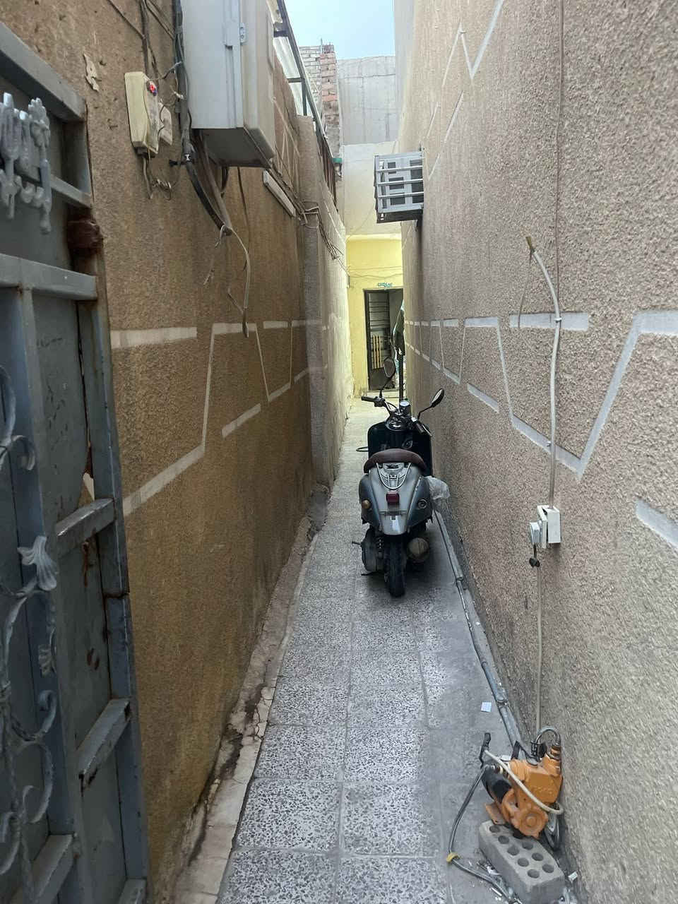 سلام عليكم نصف قطعة خلفية للبيع
طابقين تحتوي ع 4 غرف صالة + 3 غرف منفصلة

______
العنوان 
مدينة الصدر قطاع 12 قرب صيدلية المتميز فرع العريض مثل ما موضح بالصوره 5 بيت بالفرع
للاستفسار 
***********
