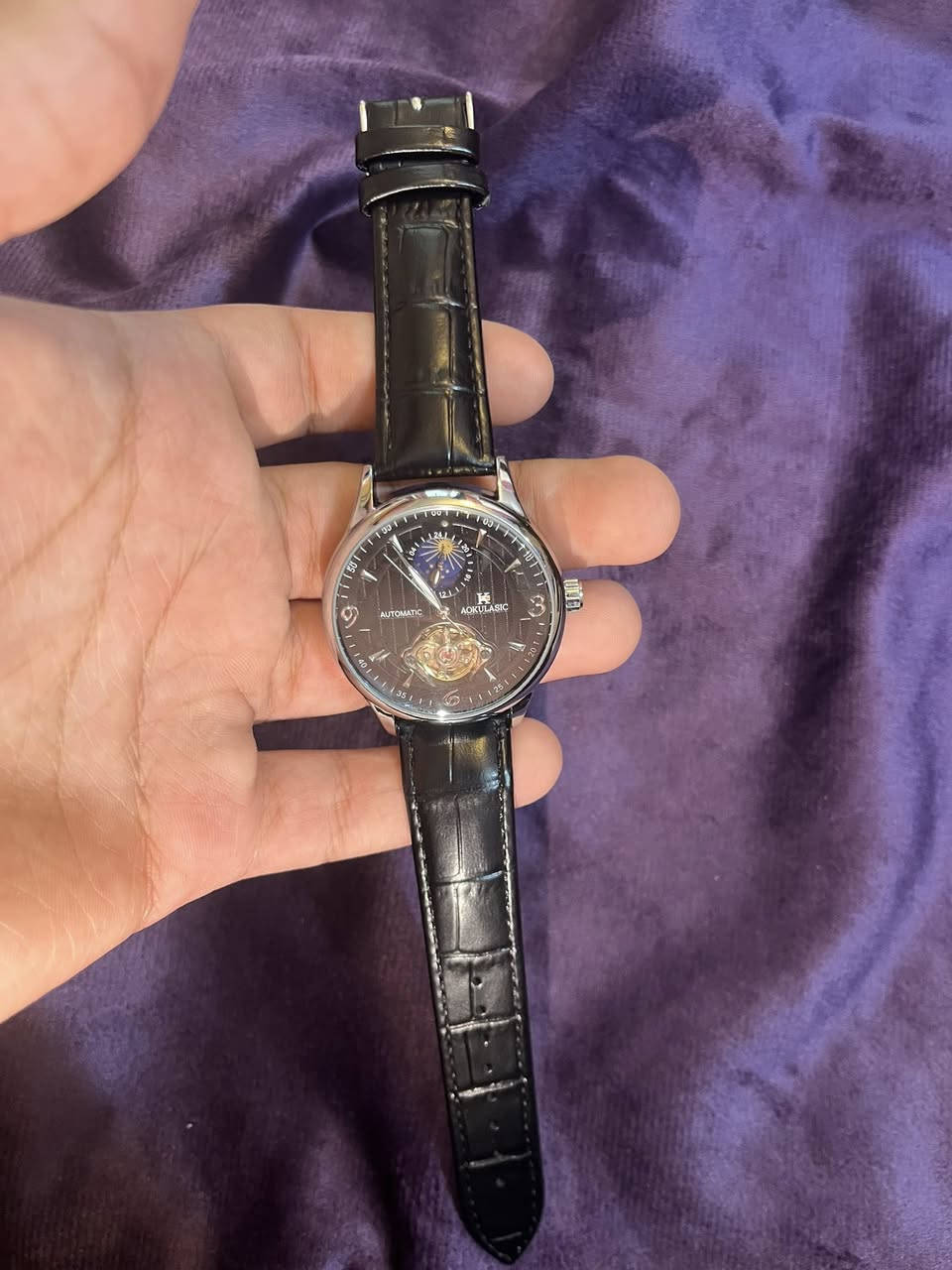 سلام عليكم ساعة AOKULASIC هي ساعة يد ميكانيكية أوتوماتيكية للرجال تتميز بالمواصفات التالية:
الحركة: حركة ميكانيكية أوتوماتيكية دقيقة (ذاتية اللف)، تعمل بحركة الذراع اليومية. 
التصميم:
شكل القرص مستدير. 
مينا مفتوح (هيكل عظمي) وحركة مكشوفة تُظهر جمال العمل الميكانيكي. 
تصميم إبداعي وعصري. 
المواد والمتانة:
مصنوعة من الفولاذ المقاوم للصدأ المتين، مما يضمن الجودة الدائمة. 
يمكن أن يوفر الزجاج المعدني عالي القوة حماية من الخدوش. مقاومة الماء: مقاومة للماء حتى عمق 30 مترًا (3ATM)، مما يجعلها مثالية لتحمل رذاذ الماء والمطر، ولكن ليس للاستحمام بالماء الساخن أو الساونا. 
الأبعاد:
قطر حجم الهيكل: 42 ملم. 
سُمك الهيكل: 12 ملم. 
عرض النطاق (السوار): 22 ملم. 
السوار: سوار كامل من الستانلس ستيل مع مشبك مخفي بزر ضغط، سهل الارتداء أو التعديل اي استفسار خاص وتدلل قيم باليرضي الله وبالعافية ع الياخذها


**إذا كنت صاحب هذا الإعلان وتريد حذفه لأي سبب، رجاءا أرسل رسالة إلى الدعم الفني**