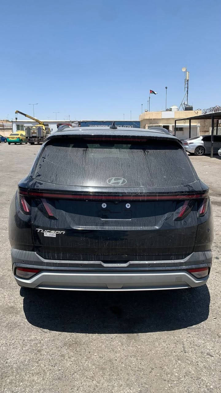 ! للبيع Hyundai Tucson Limeted2025
فوول مواصفات أعلى فئة بالتوسان بانزين. 
ما يصير بيها تصليح لآسمكرة ولآ صبغ فقط شد الغراض المكسورة...وتطبيگ باب وچاملغ لون بلاك أسود ملكي وداخل جلد أبيض أوف وايت المرغوب ماشية ٢٣ ميل حقيقي.سيارة واصلةتشتغل وتمشي من أمريكا تباع على حالها بدون تصليح... 
سيارةحرة وواصلة لبغداد  تترقم بجميع المحافظات عدا كردستان السعر192ورقة وبيها مجال للشراي. 
السيارة معروضة بمكتب شركة
...للأستفسار.العنوان بغداد حي القاهرة شارع الضباط مقابل حسينية آل الرسول

تلفون أو واتساب ***********
