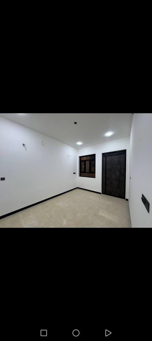 السلام عليكم بيت للبيع مساحة 100متر واجهة 5يحتوي على ثلاث غرفة نوم وصالةومطبخ وخدمات بيت جديد درجة اولا ارضية مرمر بيت مواصفات موقع ممتاز الرفاق الأولاخلف العاب حي جهاد قرب شارع 40الاستفسار على هذا الرقم ***********
