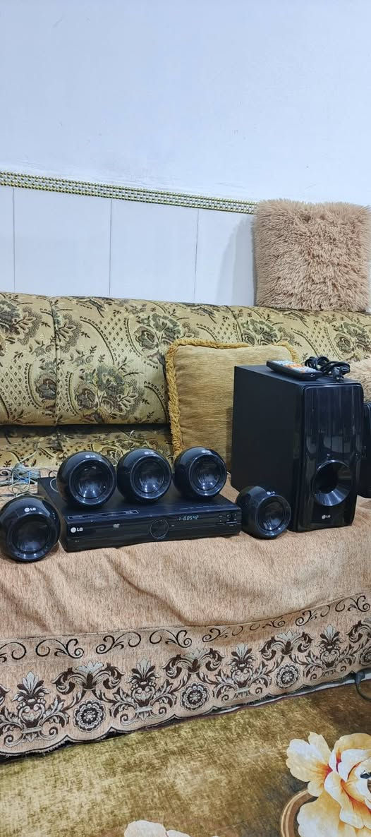 السلام عليكم .
جهاز مسرح منزلي و مضخم هوم سينما سيستم ماركة LG استراد الوكالة . نظام تشغيل حديث 
نظافة ممتازة جدا جدا . بلادي بدون تصليح او ضرر .
القدرة الكلية للجهاز  ٣٠٠ واط  يشغل 6 سماعات
مدرعة مصنوعة من فايبر كاربون غير قابلة للضرر ملحقاته ريمونت تحكم وكيبل HD  .  والتوصيلات…  المواصفات :
مشغل جمیع الاقراص DVD و CD و MP3 يعرض عالشاشة فول HD  
فلاش رام .مشغل صوتي مع خاصية التسجيل المباشر من القرص .
٢ اواكس مضخم صوت لربط النقال او اي جهاز  اخر و يدعم ربط بلوتوث خارجي عالاواكس .
2 فتحة ادخال لربط لاقط مايكرفون .
راديو باحث FM + AM مع خزن قنوات مفضلة .
مع خاصية ايكولايزر للتحكم بنغمة الصوت والتضخيم وتقسيم للسماعات التي تعمل بالنظام المسرحي المحيطي و نظام الاستيريو عالي الوضوح ..شغل الجهاز جدا ممتاز من علو بالصوت وتضخيم دمام قوي ..صوته واضح و مجسم .
 شغله ممتاز بمعنئ الكلمة .و صوته قوي و مجسم
السعر   ٩٠  الف نهائي اخوان من الاخير .
واسأل عن سعر الجديد بالوكالة .
للاستفسار او المراسلة عالخاص بلا زحمة او 
*********** البصرة . موجود توصيل شركة .
