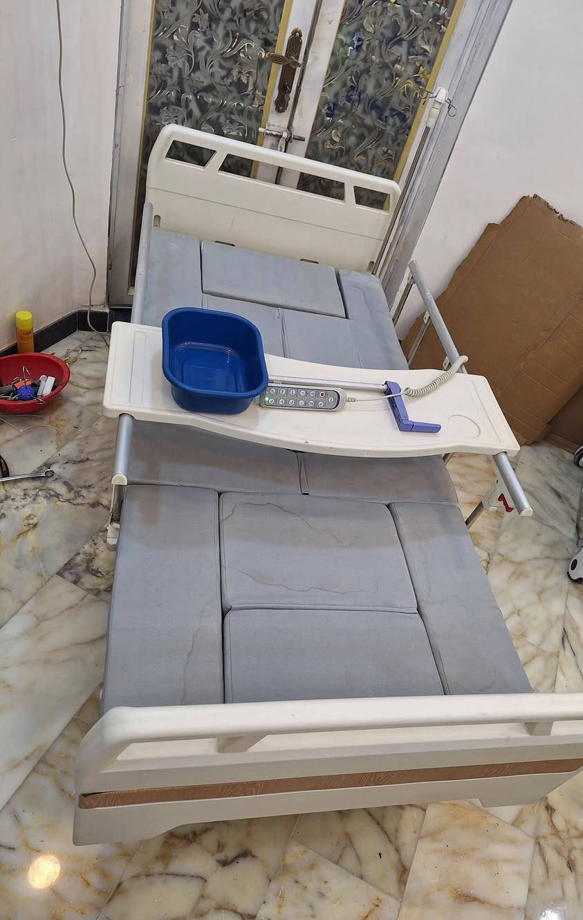 للبيع سريرطبي كهربائي ريمونت كونترول ٦ حركات مع فتحه وسطية للحمام قلاب يمين و يسار يصبح كرسي مع طبلة طعام وحمالة مغذي بحالة جديده السعر المطلوب ٧٥٠ الف  *********** للتواصل موجود واتساب
