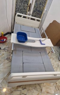 للبيع سريرطبي كهربائي ريمونت كونترول ٦ حركات مع فتحه وسطية للحمام قلاب...