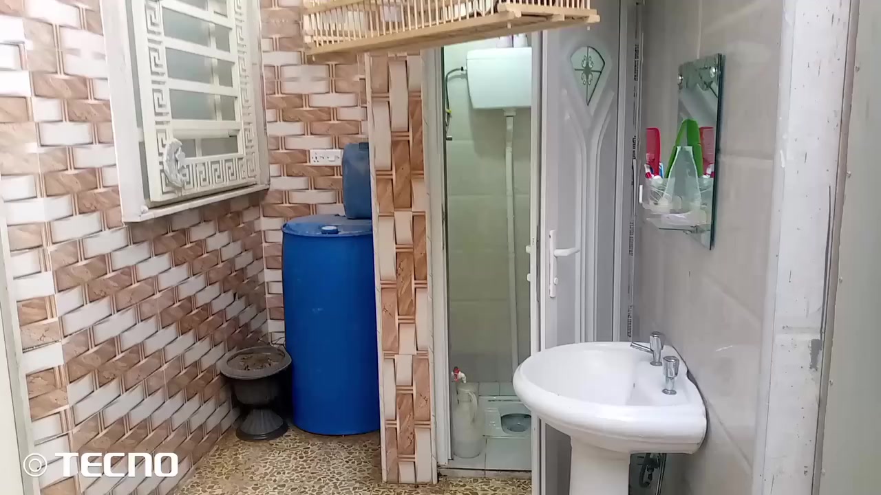 دار معروض للبيع قطاع السادس بناء حديد طابق ونص 
***********
