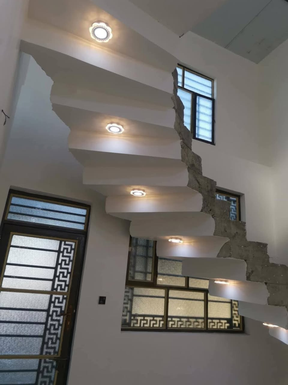 سلام عليكم تأسيسات كهرباء و انسب الاسعار  الفني ابو صالح الهاتف ***********
