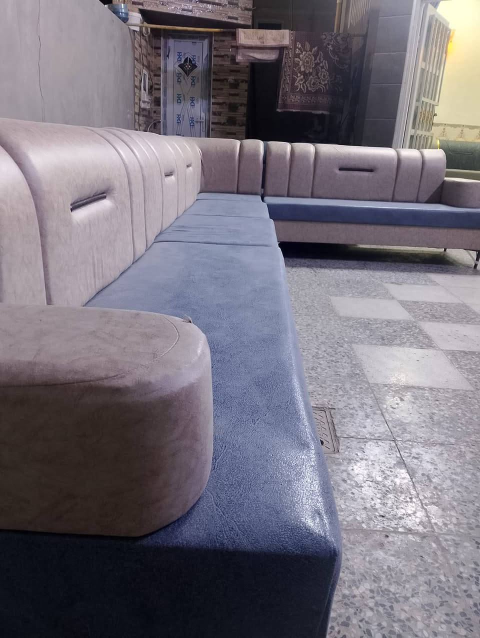 اسلام عليكم ديوان 11مقعد جديد غير مستعمل تسكام كله بلوك اسود وسفنج مميز اولا مكاني  حله نادر الثانيه عله الخدمي ***********واتساب
