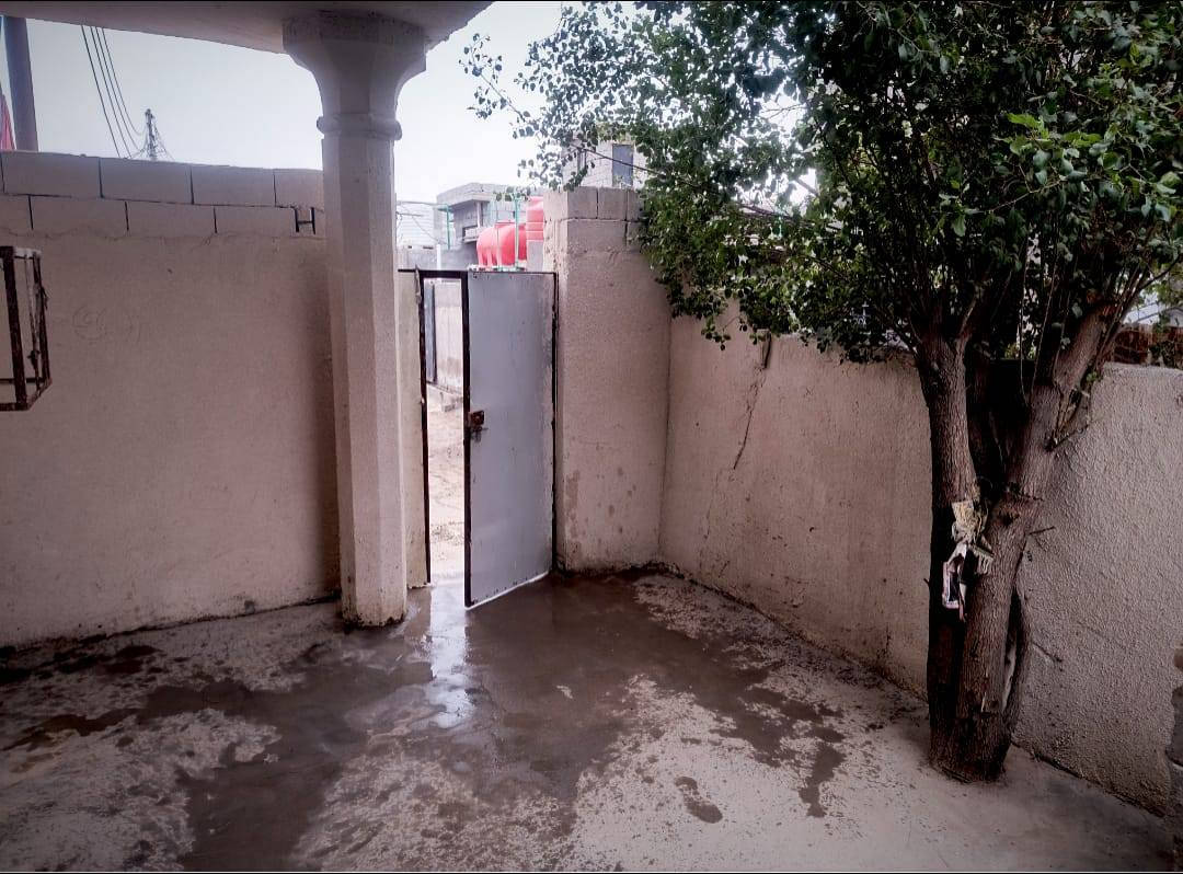 السلام عليكم
🛑#دار سكن للبيع  بناء قديم 

# المساحه 170م

..................... 

🛑# نوع العقار طابو صرف زراعي بإسم عراقي

🛑# وكاله ومكاتبه نسخه من طابو

................... 

🛑# يتكون من غرفه2 كل غرفه 4×4وصاله وموزع واستقبال 6×4 ومطبخ وصحيات حمام في الداخل وتاليت في الخارج 

🛑#يبعد عن الشارع الداخلي السايدين  وقبه بو الجوزي مشي سيرا 5 دقائق أقل النصف كيلو  عرض شارع البيت 7 ونص متر  

🛑#  جميع الخدمات متوفره مدارس وماء و كهرباء و مجاري 

🛑# خلف البيت نهر بزل للمجاري ماتحتار بيهن 

🛑# العنوان البصره ابو الجوزي مقابيل قبه أبو جوزي  وتدخل بلفرع 

...................... 
 
🛑السعر 60 وقابل للتفاوض... 

🛑الاستفسار📞 ***********
