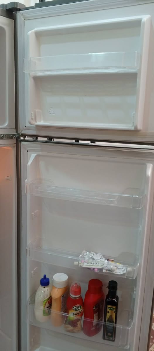 ثلاجه لبيع نظيفه حيل مستعجله على بيعتها ٢٥٠وبيها مجال وتساب ***********
