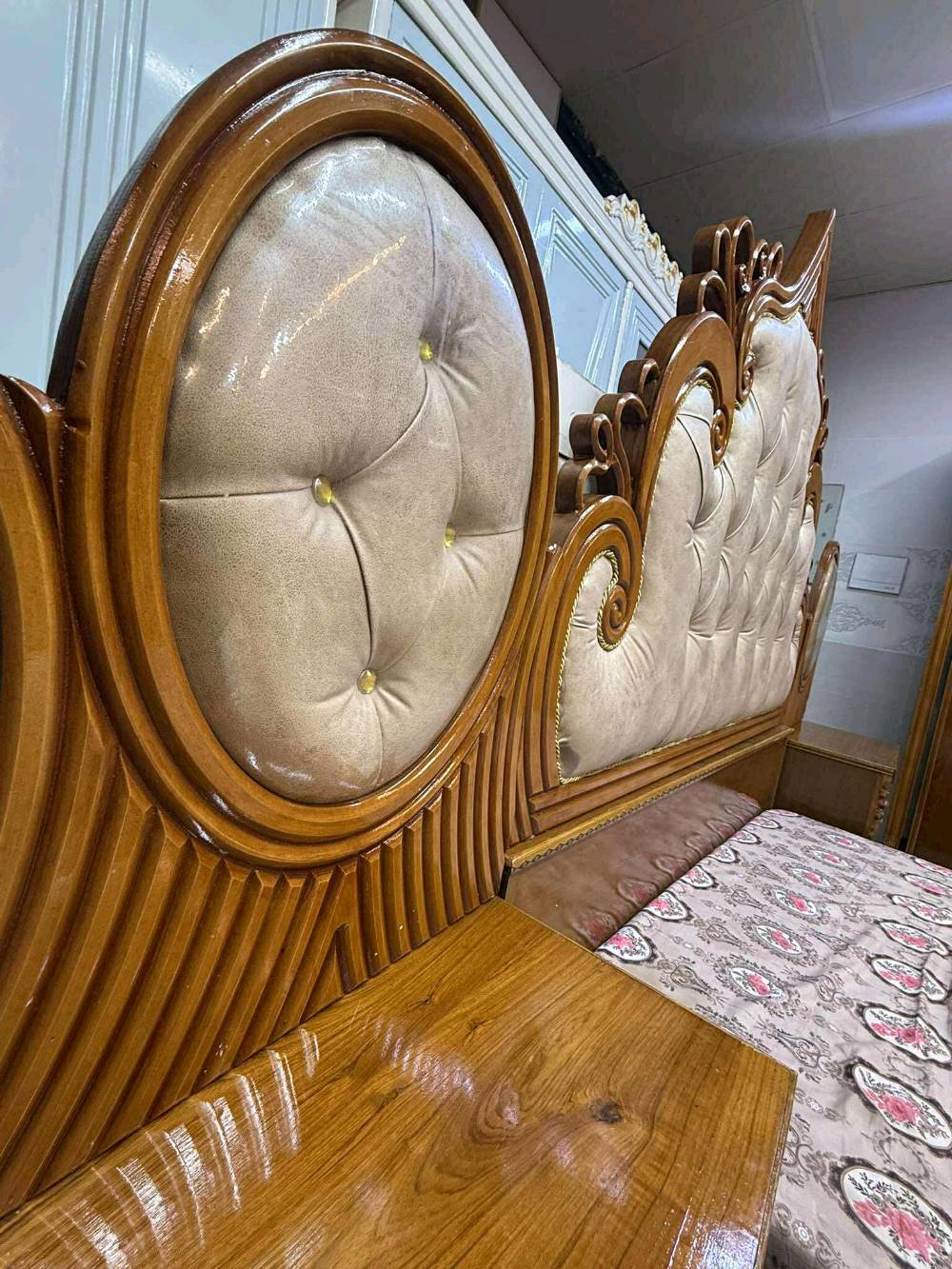 غرفه صاج داخل خارج سلايت 
السعر مليون ٥٠٠ مليون ٤٠٠ قفل 
شد نقل داخل بغداد مجاني 
نضافه ٩٠
عشره ١٠ وياه دوشك شازون طابوريه هديه 
جعب غزال 
غرفه زان ماركه