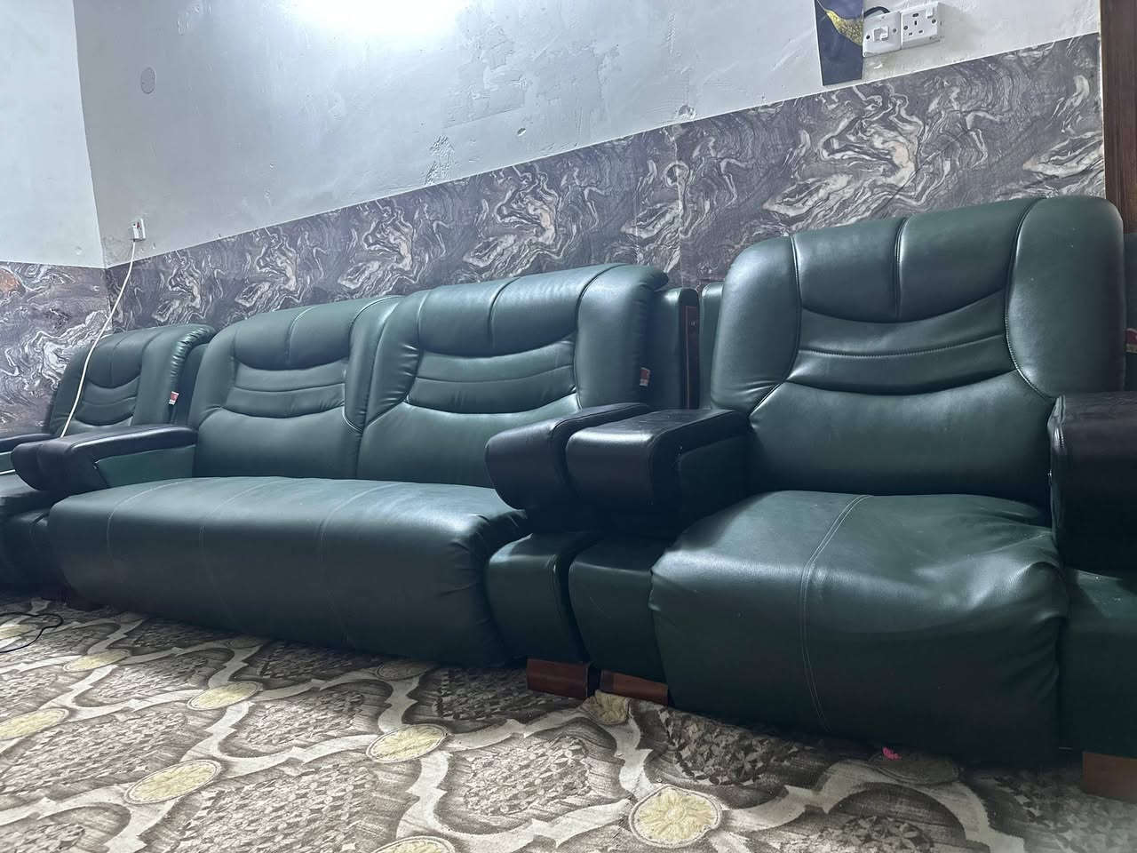 السلام عليكم شباب تخم مال مكتب لبيع لسعر نتصل ***********
