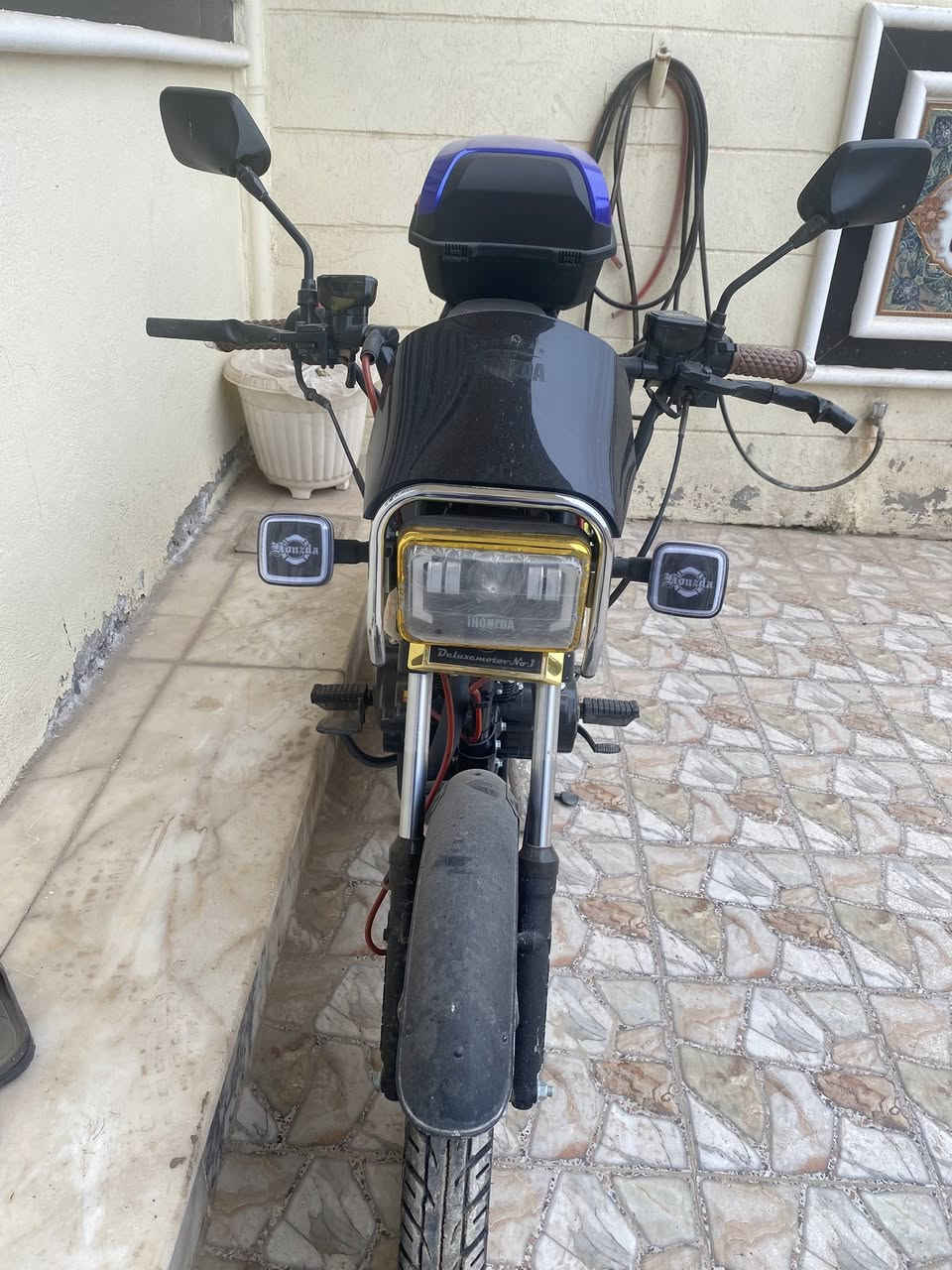 السلام عليكم دراجة سيفان موديل 2025 الشكل البريطاني محرك 200 اوراق كامله دراجه ما ناقصها شي وجديده ماشية ألفين وشويه كهربائيات كله شغال بصمه مال جناي واستعمال نظيف وقليل الاستفسار متواجد على الخاص او الاتصال *********** 
السعر 975 وبيها مجال حك جيه
