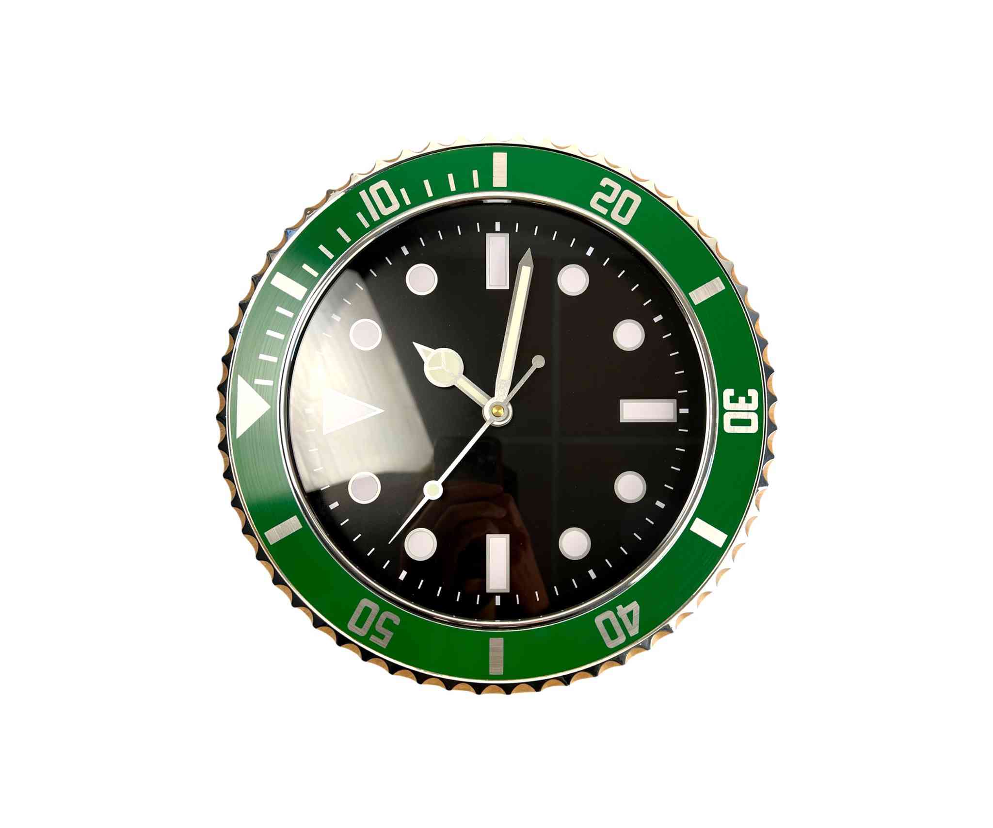 السعر 20 الف دينار التوصيل 5 الاف
ساعة جدارية بتصميم ساعات رولكس

الاستخدامات

تُستخدم كساعة حائط لعرض الوقت بدقة داخل المنزل أو المكتب.

مناسبة لغرف المعيشة، غرف النوم، المكاتب، المقاهي، وصالات الاستقبال.

قطعة ديكور مميزة تضيف لمسة فخامة على الجدار بفضل تصميمها المستوحى من ساعات رولكس الكلاسيكية.

مثالية لمحبي الساعات الفاخرة والديكورات العصرية.

المميزات

تصميم فاخر مستوحى من شكل ساعات Rolex Submariner  GMT الكلاسيكية.

إطار معدني بارز مع حواف تشبه إطار الساعة الأصلية (Bezel Design).

عقارب ومؤشرات واضحة مع طلاء مضيء لسهولة القراءة.

حركة Silent Quartz هادئة بدون صوت مزعج.

واجهة زجاجية شفافة تحمي الساعة من الغبار.

تصميم ثلاثي الأبعاد يعطي شكل ساعة يد كبيرة على الحائط.

يتوفر بعدة ألوان جذابة

تعمل بواسطة بطارية AA واحدة.

محتويات الصندوق

ساعة حائط بتصميم ساعة رولكس.

علبة كرتونية للحماية أثناء النقل.

الملاحظات

البطارية غير مرفقة مع المنتج.

يفضل تركيب الساعة على مسمار ثابت في الجدار.

أبعاد الكرتون

الطول: 31 سم  العرض: 4 سم  الارتفاع: 31 سم بغداد, العراق


**إذا كنت صاحب هذا الإعلان وتريد حذفه لأي سبب، رجاءا أرسل رسالة إلى الدعم الفني**