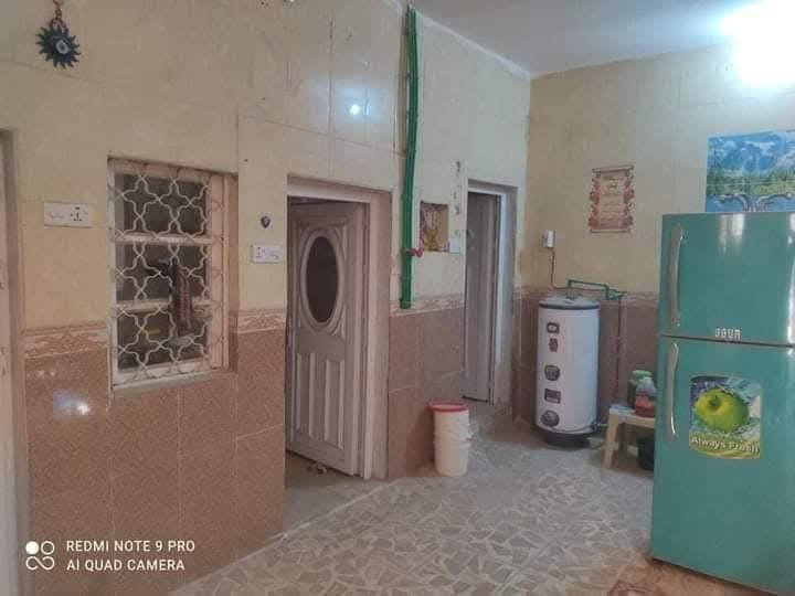 السلام عليكم يتوفر بيت للإيجار في منطقة السراي
مساحة 100م يحتوي على غرفة نوم عدد2. استقبال عدد 1 صالة مع مطبخ وحمام وصحيات منفصلة ومخزن صغير في السطح الاتصال على الرقم فقط  عدم مراسلة الصفحة  ***********
