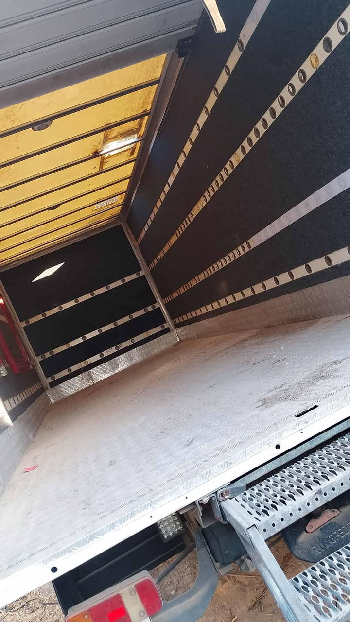 السلام عليكم اللبيع حافضه سابقن جانت مطعم ترهم براد طول سبعه وربع عرض مترين ونص رتفاع مترين و70سنتيم مكان بابل تصال على رقام ***********///***********
