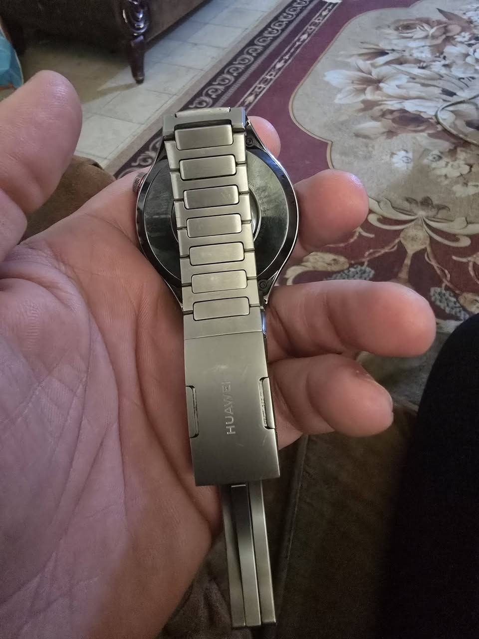 ساعه هواوي ٤ برو تيتانيوم الحجم كبير ضخم ساعه نضيفه جدا وياه شاحنه نهايته ٤٠٠ قفل ترا سعر جديد غالي ماكو حاليا.  مكاني بغداد شارع النضال ***********
