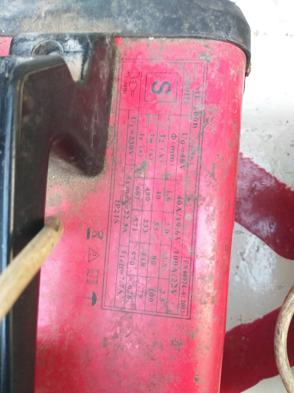 مكينه لحيم ملف نحاس اخت جديده ١٠٠ امبير حقيقي للبيع وبطل اوكسجين ٧ كيلوات رتفاعه نص متر قطره ١٤ سنتيم للبيع رقمي ***********
