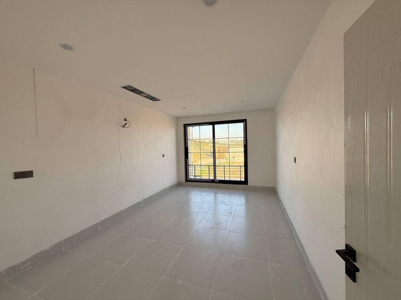 أربيل-بيت للبيع 5حساروك مقابل حديقه
طابو ( صرف )
 قرب شارع كورنيش
➖مساحة 137M طابقين ركن
يتكون⤵️
➖4غرف نوم 
➖استقبال-صاله-مطبخ-مجموعه صحيات-كراج
السعر :  كلش مناسب
رقم الاتصال لو واتساب
***********الاتصال
واتساب ***********
