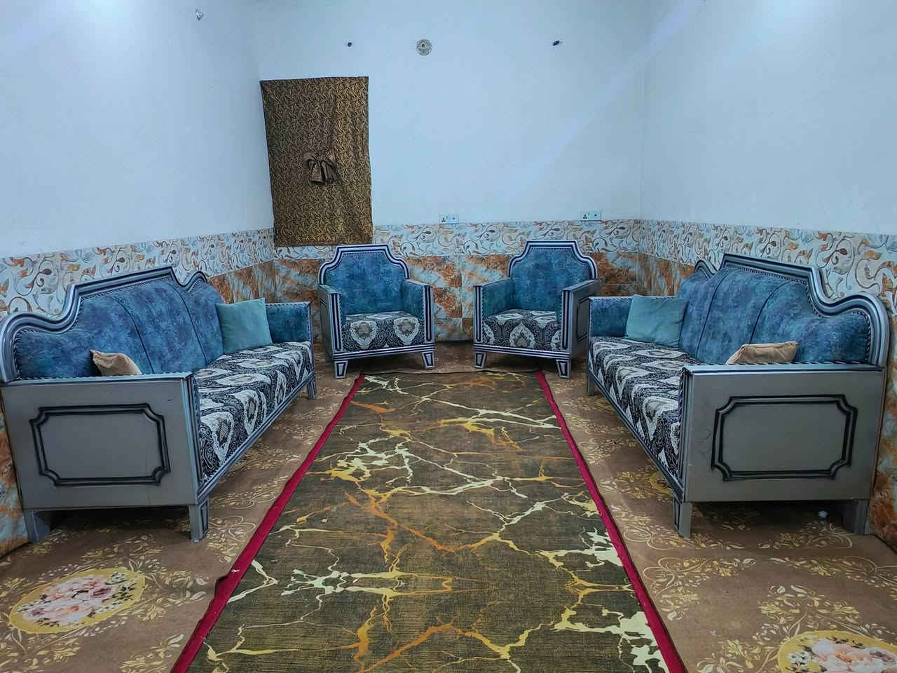 تخم ملكي 8 مقاعد تركي خشب درجه اولى حيل نضيف أخو الجديد مابي اي ضرر السعر325 العنوان كربلاء بدايه الامن الداخلي يوجد توصيل داخل كربلاء***********
