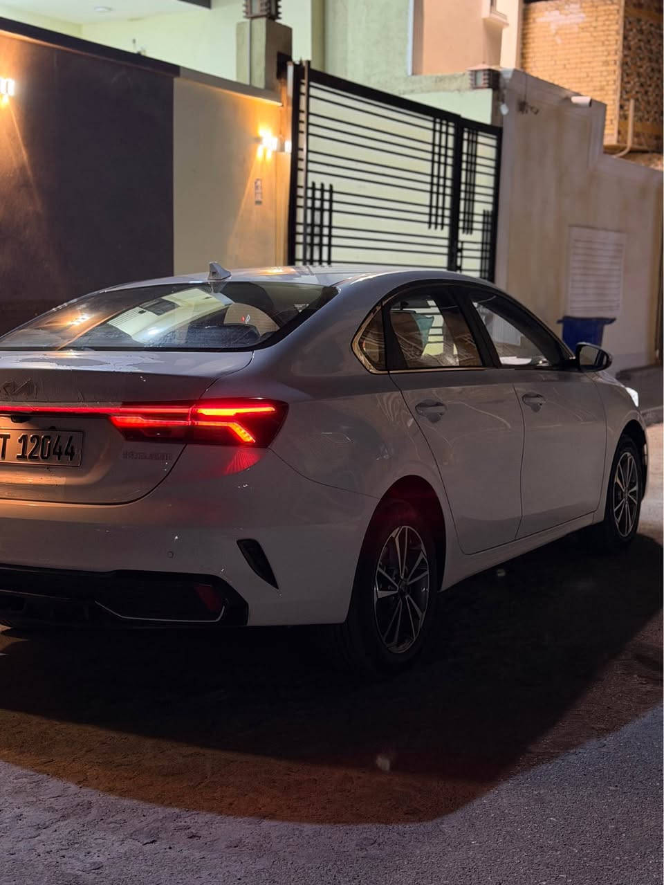 السلام عليكم ورحمة الله وبركاته فول مواصفات ١/١
كيا سيراتو او كيا k3   وارد خليجي السيارة جديدة بمعنى الكلمة  موديل 2024 
كفالة كير مكينة  ودواخل  وبدي كفاله ما عدا كارت في البنيد
وبارد بتقنية الـ pdr في الصندوق الخلفي
باقي السيارة كفاله من الرصعة والشخط 
السيارة بالواقع احلى من الصور بهواي
مواصفات السيارة 
لد امامي
لد خلفي متصل
حساس امامي في الدعامية
حساس خلفي في الدعامية 
رادار امامي
رادار خلفي
رادار جوانب 
مري كهرباء + شفط 
شاشة كبيرة 
شفتات استيرن 
كشنات جلد
تبريد كشنات
تدفىة كشنات 
كشنات كهرباء
فتحة سقف سلايد  روم
تبريد خلفي 
تحديد مسار 
تحكم استيرن
عدد الاربكات 8
السيارة بيها هواي مواصفات بعد
السيارة جديدة بمعنى الكلمة  حتى الدوس البلاد مامستخدمة في الكيس بالصندوك 
كتلوكات الشركة موجودة 
مكينة 1600 دبل نوزل دوش  المرغوبة
كير AT المرغوب
مكان السيارة البصرة ياسين خريبط 
السعر 135 بيها مجال حك الجيه 
رقم الهاتف *********** البصرة, العراق
