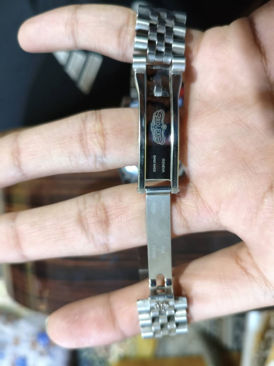 الحالة: [ممتازة/شبه جديدة/مستخدمة بعناية].
المادة: [فولاذ أويستر ستيل ].
الميزات: إطار ستيل مقاوم للخدش، 
نوعها  Green misleader. Date Just 

ليست مجرد أداة لمعرفة الوقت، بل هي استثمار ذكي يحافظ على قيمته بمرور السنين. مثالية للرجل الذي يبحث عن الجمع بين الرياضية والأناقة الرسمية.
للتواصل والاستفسار: واتساب ***********
ملاحظه الساعة Master, وليس original
