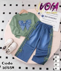 مقاسات ١٠/١٢/١٤/١٦ • تيشيرت مطرز • جينز بشرائط