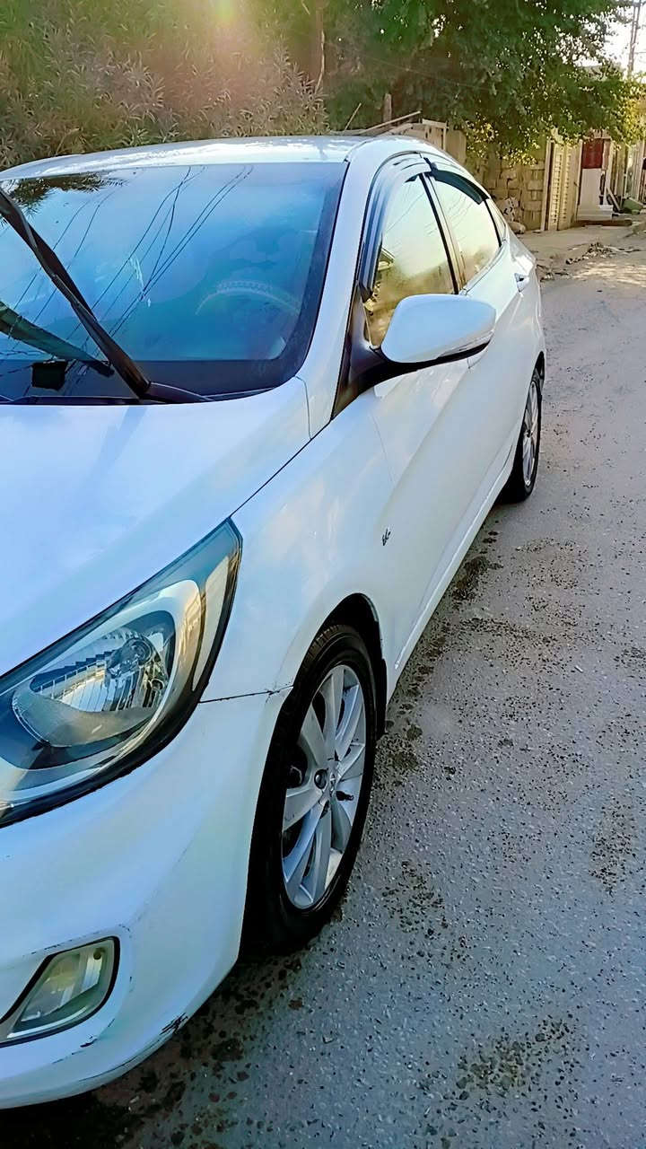 اكسنت بلو موديل 2012 للبيع محرك 1600 قطرتين گير عادي + اوتو تحكم استيرن جهتين كاميرا خلفية شاشة رقم انكليزي سنوية جديدة السيارة باسمي بيها بارد باب خلف باب الامامي وباب مبدل بلادي خلف السائق بسعر 95 العنوان بغداد الزعفرانية  للاستفسار الاتصال على الرقم ***********
