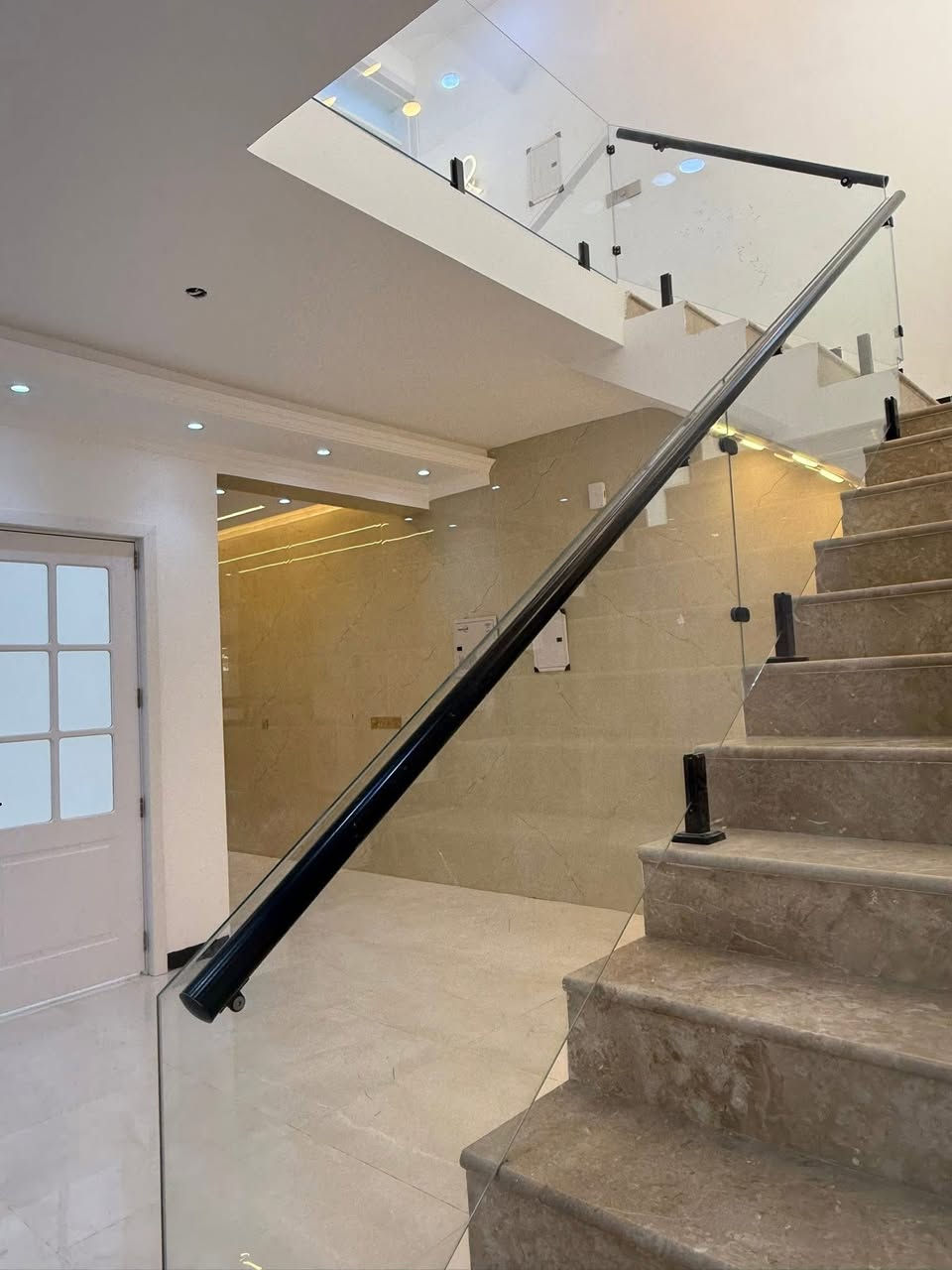 سلام عليكم عندي بيت البيع بمجمع السلطان الاول
على الشارع الرئيسي عرض الشارع ١٢م 
مساحة البيت ١٢٠م واجهة ٦ نزال ٢٠ 
الشغل البيت كلش مرتب 
يحتوي البيت على ٤غرف نوم -صالة -استقبال 
مطبخ-خدمات -بيتونة-عدد ٢ حديقة ونافورة خارجية
البيت بسمي تنازل من الشركة 
استفسار اتصال او مراسلة واتساب  ***********
