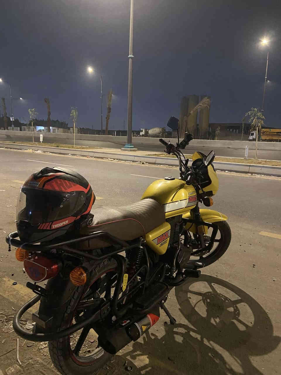 سلام عليكم دراجه للبيع دايون نفخ ماكس مكينه 175 مديل 2022 طالعه ل 23 دراجه برغي ما ناقصها السعر 1700 
مرقمه واسط العزيزيه  راعيها يريد مداور 
عنوان الدراجه نجف رقم ***********
