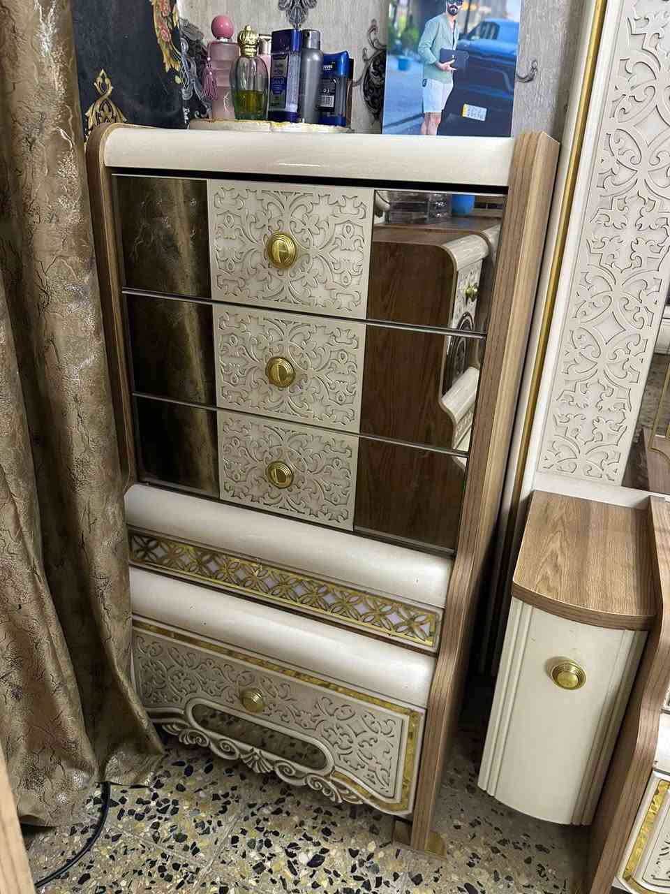 للبيع المكان مدينه الصدر للإستفسار ***********
