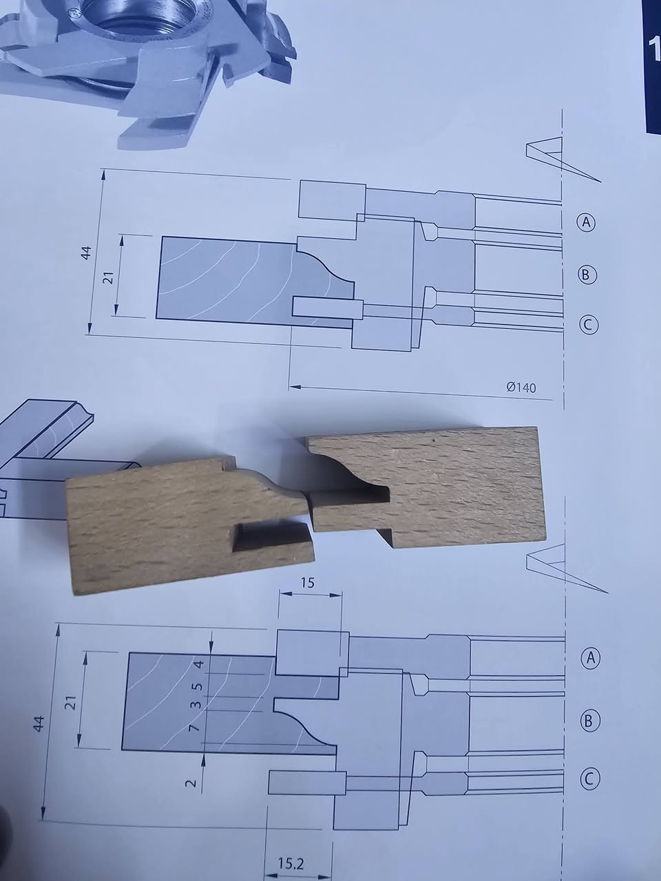السلام عليكم 
طوبة فريزة لعمل ابواب المطابخ من الخشب الخام ( تعباه ) 
ذات الشفرات الثابتة متكونة من 3 قطع  سيت 
يتوفر لدينا اكثر من 150 موديل من طوبات الفريزة 
الكود 2003 AA 
تعمل على سمك خشب من 21 ملم الى 44 ملم 
العرض 14 سم 
السمك 4.4 سم 
فتحتة الشفت 35 ملم 
باقي التفاصيل الفنية بالصور 
موقع المخزن بغداد قرب جزيرة بغداد السياحية 
مع امكانية التوصيل 
السعر 380 دولار 
للتواصل ***********

