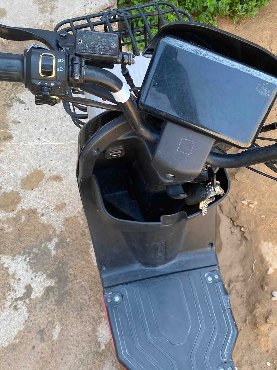350قفل R7
بلاديه مابيها اي نقص 
فقط بطاريات شويه بيها صرف 
مكان بيجي 
***********
