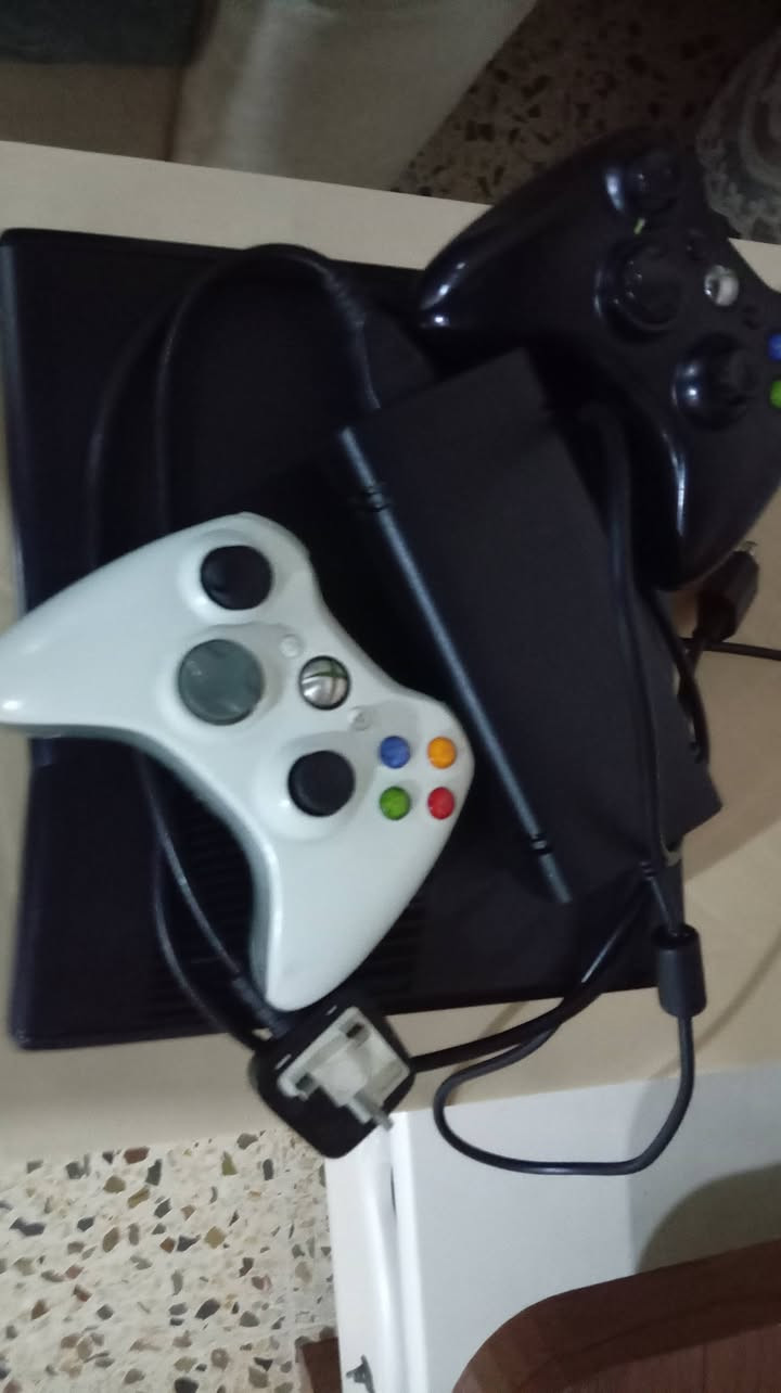 اكس بكس 360 اسود للبيع مع يدتين بلي تشغيل من الهارد مع 30 لعبة  من الهارد مع الألعاب الأركيد  10العاب الذاكرة  250    السعر 120 ألف بينو مجال لأستفسار   اتصال على الرقم ***********
