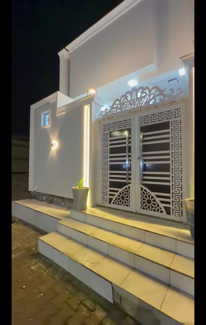 دار للبيع ١٠٠ متر واجهة ٥ متر طابق واحد بناء درجة أولى حي النداء شريط الموظفين شارع ٢٠ مقابل مجمع الكرار السكني يباع مع الأثاث يرهم مراوس مع عرصه 
***********
