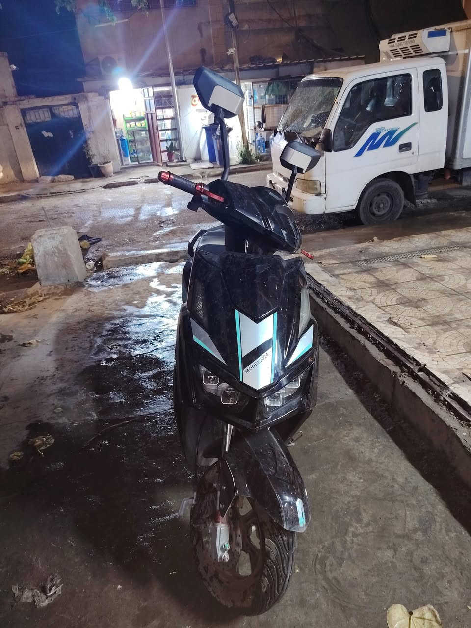 السلام عليكم سكنس شحن للبيع
الدراجه حلوه ومافديوم موكفتني مبدل بيها بطاريات ثنين والماشه معووجه ولكفرات كم واحد مشخط مثل ما موضح بلصوره ولستاند الخلفي مكسور مال توديك واجيبك دراجه حلوه سعر 350وبيها مجال حك الجيه مكاني الكراده داخل  ***********متواجد واتساب
