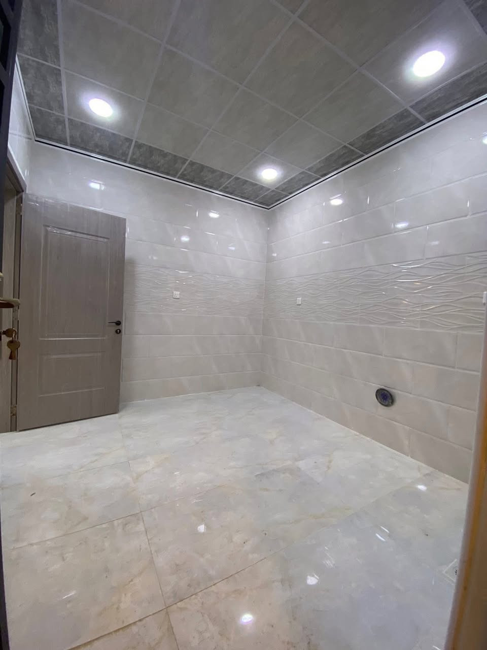 السعر 215 مليون قابل للتفاوض 

السلام عليكم

🏠 داران للبيع – حي الصديق
✔️ مساحة كل دار: 110 متر
✔️ الواجهة: 10.5 متر
✔️ شارع: تبليط 12 متر
✔️ الاتجاه: شروق تام
✔️ البناء: حديث – تسليم مفتاح
✔️ الطوابق: طابقين

الطابق الأول:
كراج + مطبخ + هول + استقبال + غرفة نوم + صحيات + مناوير

الطابق الثاني:
3 غرف نوم + صحيات + بيتونة صغيرة + سطح كاشي

🔧 المواصفات:
نظام دكتات + سبالت + تأسيس غسالات + جبس بورد

للاستفسار يرجى التواصل:
📞 ***********
📞 ***********
📍 مكتب نقوش
نستقبل عروضاتكم في أغلب مناطق الجانب الأيسر

🔗 الانضمام لقناتنا على التلكرام لمعرفة الأسعار:
https://t.me/nukosh97

⸻

📌 مكتب نقوش للاستثمار العقاري
نستقبل عروضاتكم في أغلب مناطق الجانب الأيسر

🔗 لمعرفة الأسعار انضموا لقناتنا على التلكرام:
https://t.me/nukosh97
