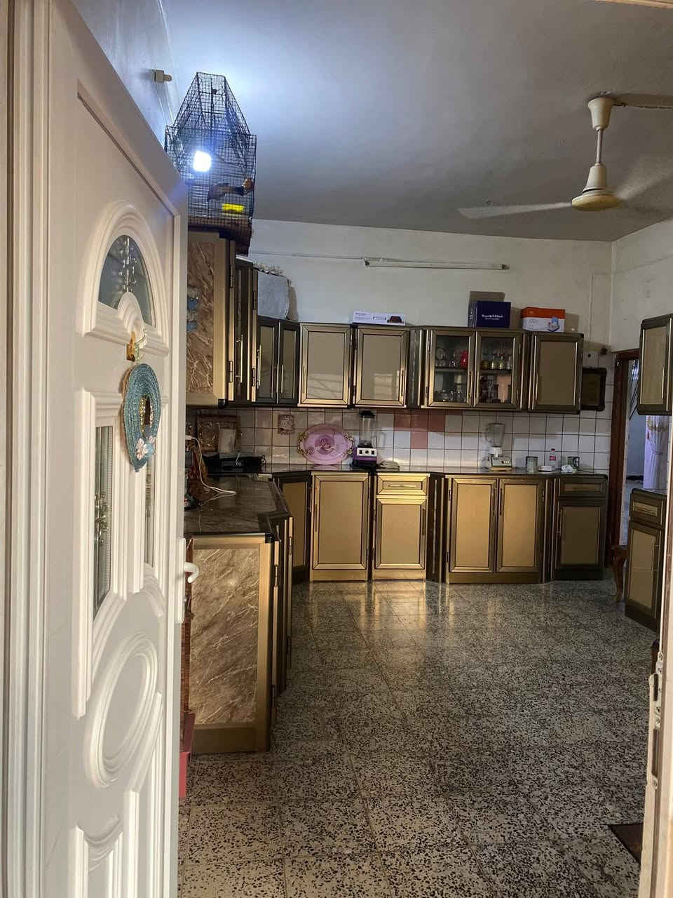 سلام عليكم دار للبيع طابو 250 منطقة حي العسكري قرب مدرسه الفاروق يتكون من كراج+حديقه+مخزن+استقبال+مطبخ حار وبارد ٣ غرف نوم صحيات داخلي وخارجي موزع + بيتونه الدار نضيف السعر 165 مليون الاتصال على الرقم ***********
