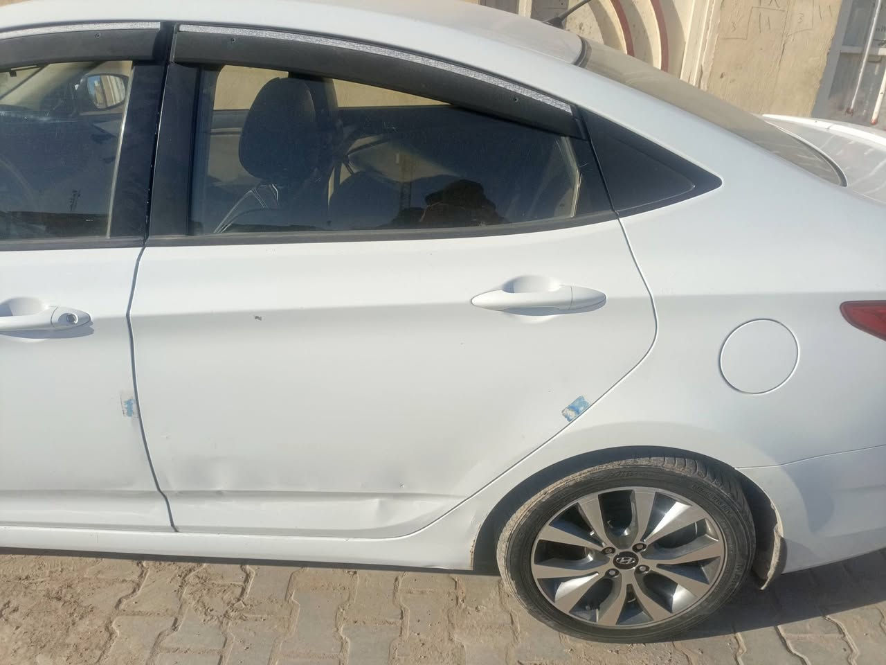 اكسنت ٢٠١٥ باسمي محرك ١٤٠٠ 
فوول ماعدا الفتحة 
رقم نجف للتواصل ***********
١٠٠$ وبيه مجال
