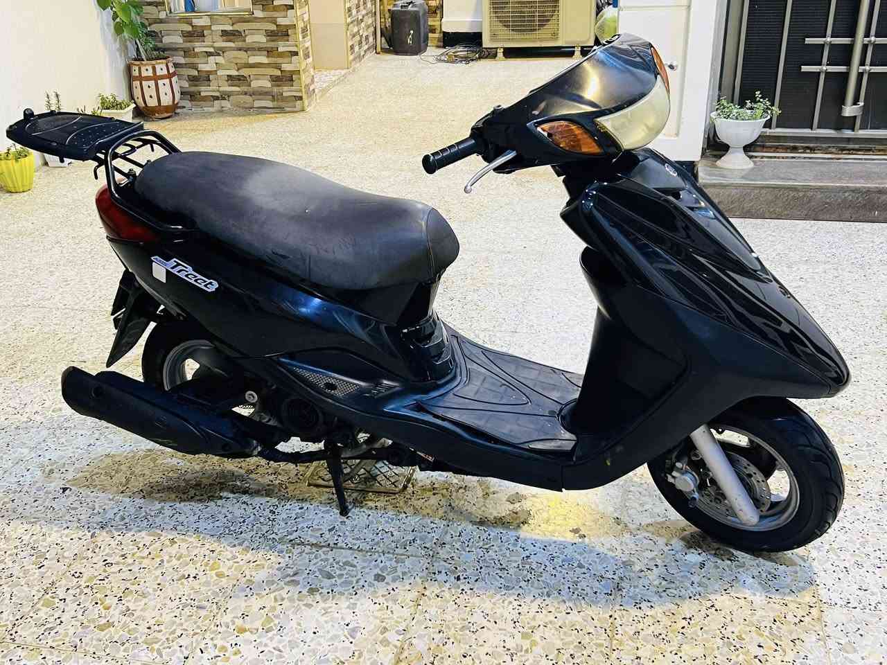 دراجه بريز اكزز ياماها (ياباااني بدون اوراق )
النظافه كدام عينك 
مكينه مكفوله 
نوووووزل الدراجه 
شاد عليها صالنصه FM رياضي والبلاديه موجوده 

السعر خاص 

***********
