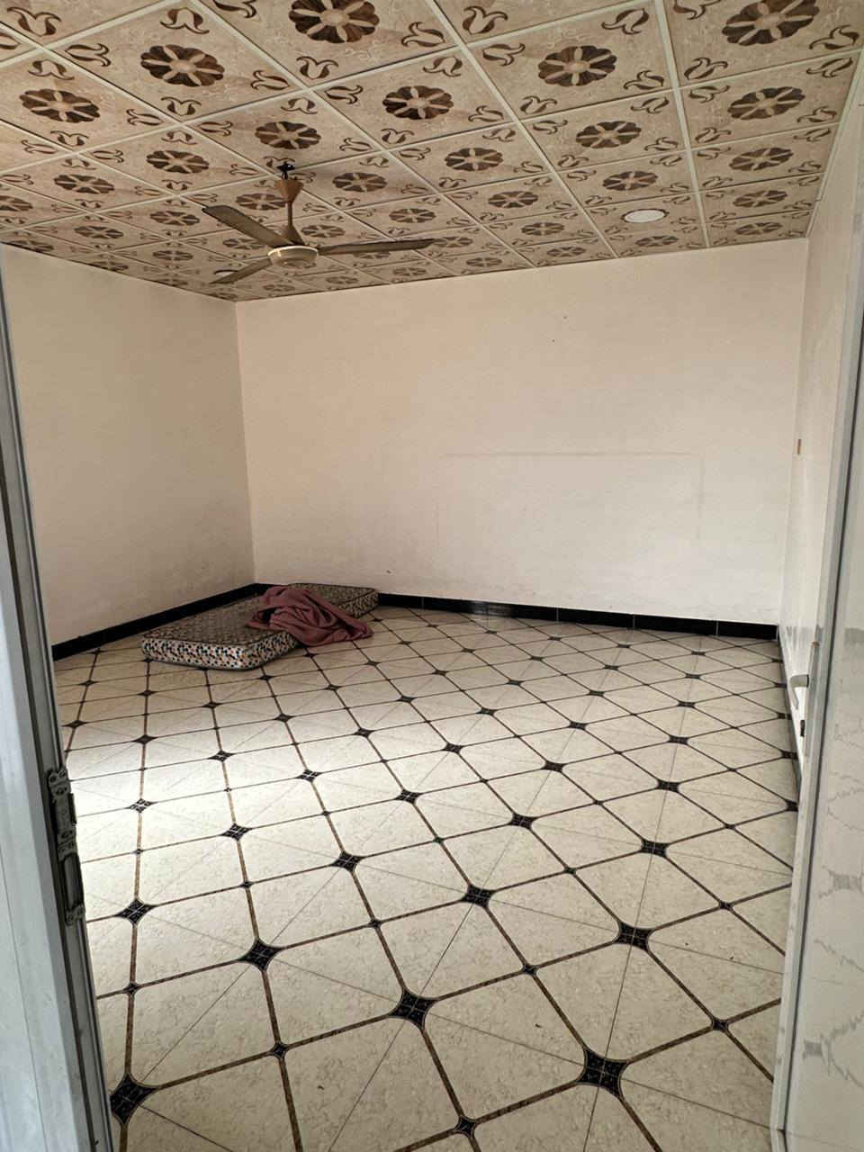 بيت بالمهندسين (الساهرون)  100 بناء 2019 طابقين صب الطابق الأرضي غرفه وصاله واستقبال وحمام داخلي وخارجي والطابق الثاني 3 غرف وحمام كلش نضيف واجهته بورسلين بيع مستعجل سعره 145
*********** النجف, العراق
