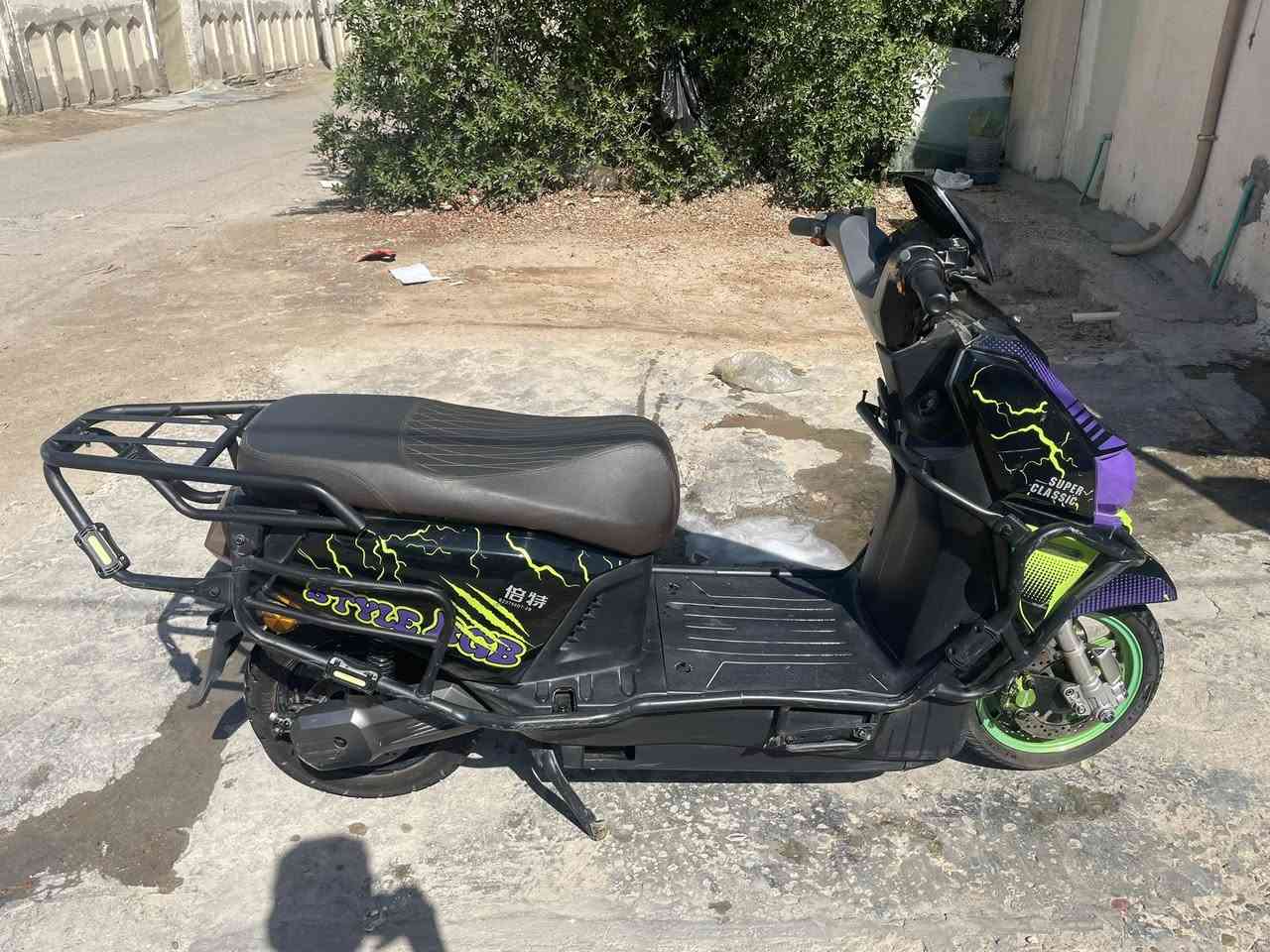 السلام عليكم من رخصة الادمن دراجة شحن للبيع الدراجة بيها كسر بالجاملغ الامامي والدواسة فقط انزلك من سعرها بطاريات 6 ليثيوم نص عمر  40 امبير تمشيك 30 كيلو الى 35 كيلو سرعة متوسطة سرعتها العالية 84 km السعر 450 وبيها مجال مكاني بغداد البياع للاتصال ***********
